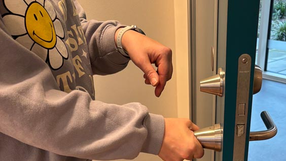 Det særlige håndtegn som medarbejderne har været med til at udvikle.